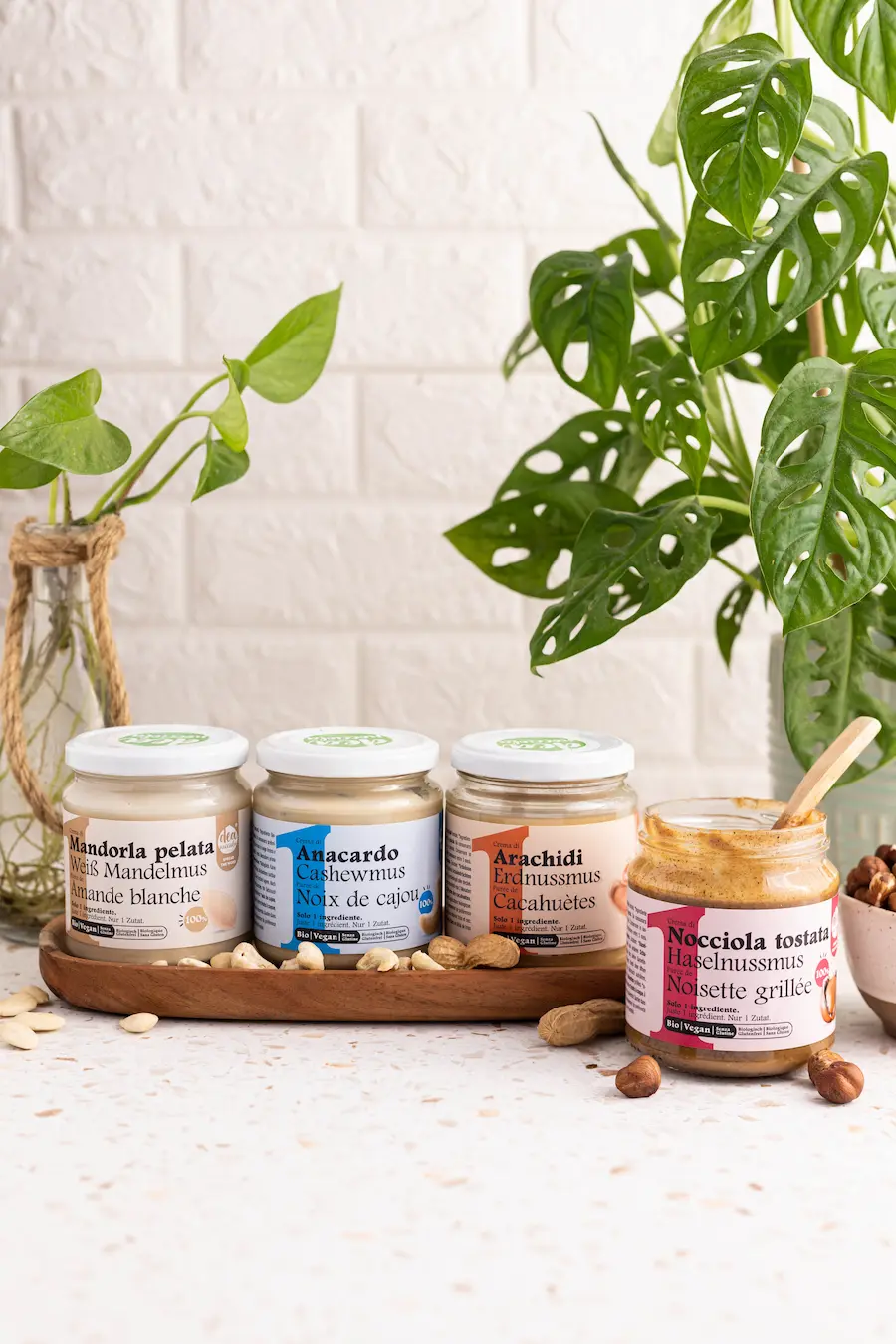 Barattoli di creme 久草啪啪视频 al gusto di nocciola tostata, arachidi, anacardi e mandorle pelate